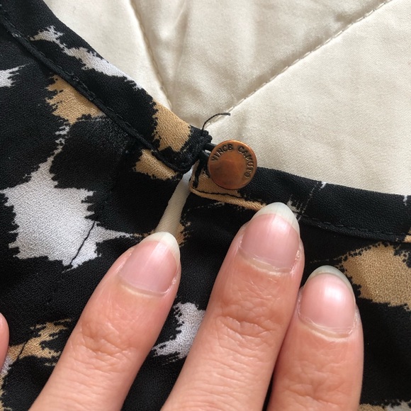 Vince Camuto Hi-low sleeveless leopard side slit - Picture 9 of 10